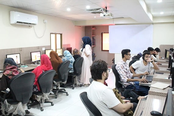Students are learning digital marketing course taking training from beginner level to advanced Karachi